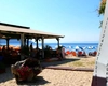 Prețul plătit de 3 turiști pentru o zi de plajă în Thassos. Cum a arătat nota de plată pentru șezlonguri, bere și mâncare