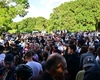 Hotelul refugiaților, sub asediu! Protestatarii au atacat cu sticle și fumigene