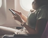 Facturi uriașe pentru românii care nu își închid telefoanele în avion! Iată cum este posibil