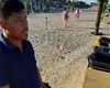 Ce salariu are un nepalez care strânge gunoiul pe plaja din Mamaia: Turiștilor nu le-a venit să creadă când au auzit câți bani ia!