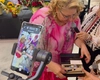 Invitații de la Școala de Vară SOS România au primit modele inedite de stilouri. Sunt decorate cu aur și au o semnificație aparte