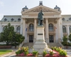 Lucrările de modernizare a parcului din fața Teatrului Național „Vasile Alecsandri”, aproape finalizate. Zona va deveni un spațiu cultural în aer liber