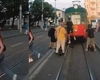 Manevre periculoase în centrul orașului! Ce au fost în stare să facă patru adolescenți pe trotinete, în spatele unui tramvai. Lumea s-a oprit să privească