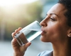 Acest obicei îți poate crea disconfort gastric! Află cum să te hidratezi corect în zilele toride