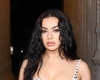 Charli XCX a fost fotografiată în ipostaze incendiare. Artista britanică a făcut furori de ziua ei