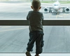 Incredibil! Părinții și-au abandonat copilul singur în aeroport ca să zboare fără el. Motivul este halucinant