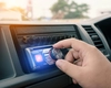 Gestul care devine interzis în propria mașină! Ce riscă șoferii care dau muzica la maximum în autoturism! 