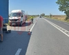 Trafic îngreunat la Lețcani! Pneul unui TIR a explodat în mers