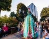 Check Art Festival revine cu ediția de toamnă, în acest weekend, la Iulius Town: fire show, acrobații la înălțime, statui vivante, marionete gigant și alte surprize