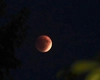 Imagini! Iată cum se vede eclipsa de luna la Iași. Fenomenul a scos mii de oameni din casă