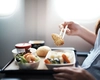 Ce să eviți să mănânci în avion? Sfaturile unui expert în călătorii