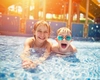 Atenție în vacanță! Ce culori să nu aibă costumul de baie al copilului tău