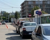 Problemele cu parcarea de la Plaja Purcica continuă! Primăria a montat popice, însă șoferii le ignoră și își lasă mașinile în mijlocul străzii
