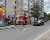 Pericol pe strada Vasile Lupu din Iași! Pompierii au intervenit de urgență după ce bucăți de tencuială au căzut peste mașini parcate