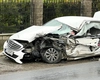 Așa arată un Mercedes E-Class, după un impact violent cu un camion. O tânără șoferiță a scăpat ca prin minune cu viața din accidentul rutier de la Grajduri