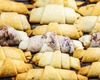 Iată cum să faci cornulețe fragede cu untură, smântână și praf de copt! Se topesc în gură!