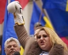 Singurul om politic de la Bruxelles la protestul fermierilor. Europarlamentarul Diana Iovanovici-Șoșoacă este prezentă în stradă, în fața Parlamentului European, alături de fermierii protestatari împotriva acordului Mercosur – LIVE VIDEO