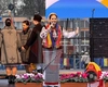 Sute de oameni sunt în Piața Unirii. Asistă la spectacolul folcloric