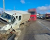 Accident pe DN1 E60, în Vâlcele! O autoutilitară a fost proiectată în afara carosabilului după impact cu un ansamblu de vehicule