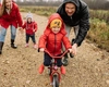 Ce bicicletă e potrivită pentru cel mic? Bicicleta cu roți ajutătoare versus bicicleta de echilibru