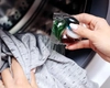 De ce nu se dizolvă complet capsulele de detergent în mașina de spălat. Greșeala frecventă care duce la lipire lor pe haine