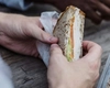 Nesimțire la cote maxime! Ce a primit un român într-un sandwich de 70 lei din aeroport