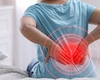 Cum îți dai seama că ai hernie de disc lombară? Iată care sunt semnele și când este necesară intervenția!