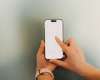 Un bărbat din Iași i-a luat degetul iubitei sale pentru a-i putea debloca telefonul mobil. Înainte de asta, a încercat să-și înfigă un cuțit în inimă și s-a pozat cu ștreangul la gât