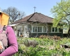 Teodora, o tânără IT-istă din Iași, s-a mutat la țară de aproape doi ani. Are o microfermă de flori și se bucură de fiecare zi în satul Dobrovăț. „Nu știam exact ce înseamnă viața aici”
