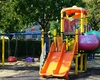 Un bărbat a fost atacat cu un cuţit într-un parc! Acesta îşi aştepta soţia şi copilul pe o bancă!