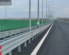 Ce rol au lamelele verzi de pe barierele metalice ale autostrăzilor? Detaliul pe care mulți șoferi îl ignoră