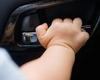 Caz incredibil în Franța! Copii de 2 și 4 ani, găsiți morți în mașina mamei lor, din cauza caniculei! Femeia i-a uitat în autoturism!