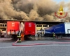 Incendiu de proporții la un depozit al companiei de curierat Bartolini din Milano. Un nor uriaș de fum a acoperit orașul