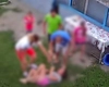 Adolescentă de 14 ani, bătută de o vecină chiar în curtea casei. Tatăl a lovit-o și el, motivând că e „o lecție de viață”