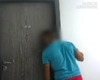 Bărbat filmat în blocurile din Oradea, în timp ce verifica ușile apartamentelor. Poliția urmărește cazul