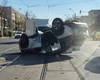 O mașină s-a răsturnat după impactul cu un alt autoturism. Un pasager a ajuns la spital