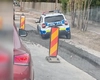 Au încercat să scape de coloana de mașini, dar au rămas blocați în beton! Pățania unor polițiști