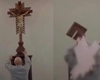 O cruce a căzut peste un alt preot, într-o biserică. Totul a fost filmat