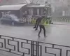 Așa ceva doar la Iași există! Să se apere de ploaie, un bărbat și-a luat pe sus prietenul, l-a pus deasupra capului și a fugit cu el spre stația de tramvai. Trecătorii au rămas șocați – FOTO/VIDEO
