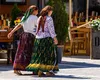 Cum a fost tratată o bunică de etnie, îmbrăcată tradițional, într-o gară din România. Povestea a ajuns virală