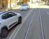 Încă o înregistrare bombă de pe camera de bord! O Tesla era la un pas să fie făcută praf, în centrul Iașului, de un individ care a depășit un tramvai pe linia dublă continuă: „A avut mare noroc”