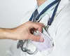 Medic din Brașov, prins în flagrant când lua mită de la un pacient! Declarația șocantă a anchetatorilor