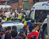 Scandal monstru între români și autorități în UK! Mașini de poliție răsturnate și zeci de oameni ai legii care au intervenit