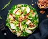 Cea mai delicioasă rețetă de salată Waldorf, un preparat simplu și delicios ce se face în doar 15 minute