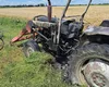 Un tractor a luat foc pe câmp într-o comună din Neamț