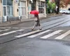 Dezastru pe o stradă din centrul Iași! Trecerea de pietoni este plină de capcane pentru trecători: „Și-a prins piciorul în crăpături”