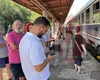 Călători lăsați în soare de CFR! Trenul Iași – București a rămas o oră blocat în Gara Nicolina: „Ne-au pus pe toți în pericol!” – FOTO/VIDEO