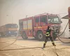 Pompierii români aflaţi în misiunea în Grecia intervin pentru protejarea locuinţelor şi stingerea incendiilor. „Unul dintre colegii noştri a suferit răni”