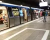 Panică la metrou din cauza unei tentative de suicid, care a perturbat grav circulația trenurilor pe linia Gara de Nord – Dristor 2. Incidentul a avut loc în stația Crângași, la ora 07:48, forțând reorganizarea circulației trenurilor. Trenurile au circulat în regim pendular pe mai multe tronsoane, inclusiv între Basarab 1 și Petrache Poenaru, și între Dristor 2 și Gara de Nord.  Metrorex a anunțat imediat SMURD, iar o anchetă a fost deschisă pentru a stabili circumstanțele exacte ale incidentului. Conform Poliției Române, o femeie de aproximativ 50 de ani a fost identificată la fața locului, iar, în ciuda intervenției medicale, decesul a fost confirmat ulterior. Cazul este investigat de Parchetul de pe lângă Tribunalul București și Serviciul Omoruri, iar trupul neînsuflețit a fost transportat la Institutul Național de Medicină Legală pentru autopsie