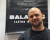 Ovidiu Pânzaru este un ieșean care și-a deschis propriul său salon de tatuaje, după ce a învățat această meserie în Grecia